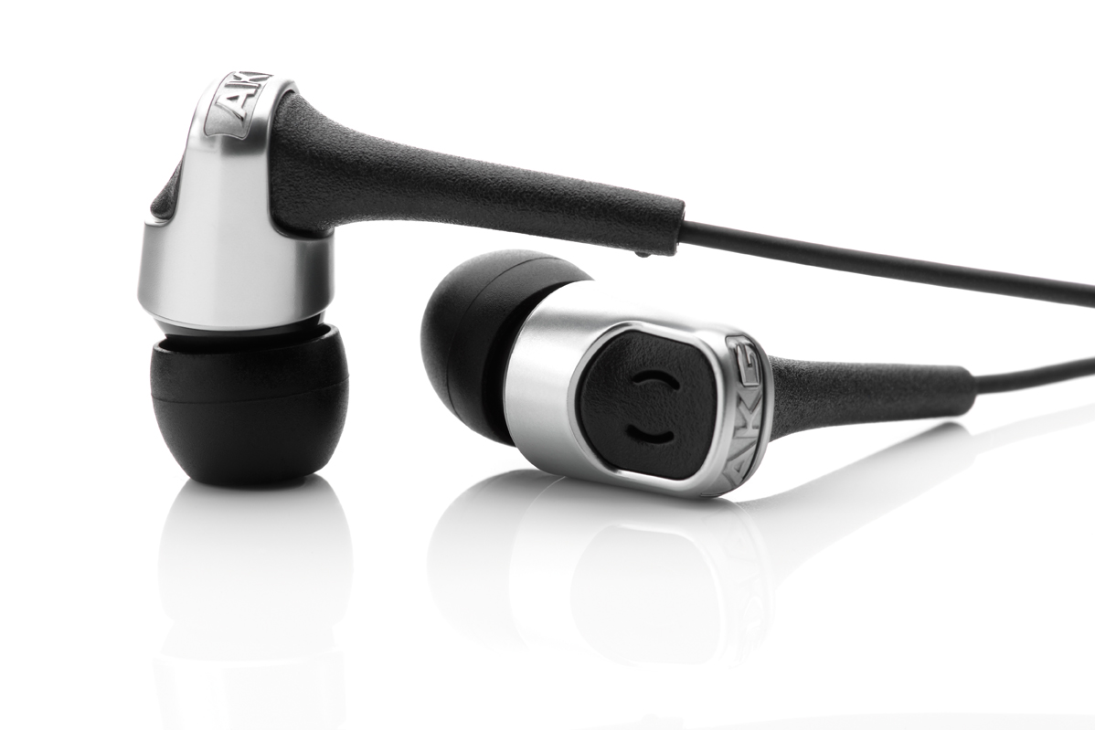 AKG K370